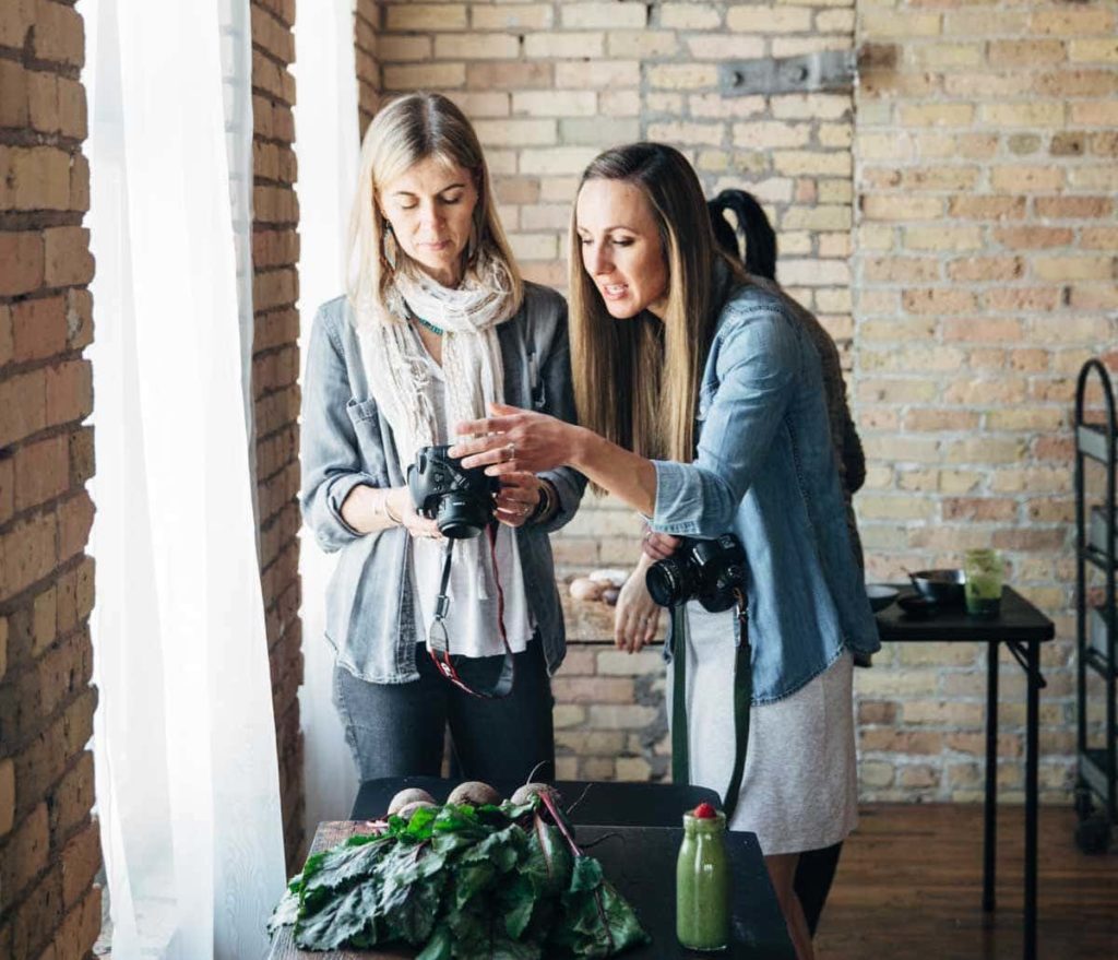 Lindsay Ostrom and a blogger at a food photography workshop